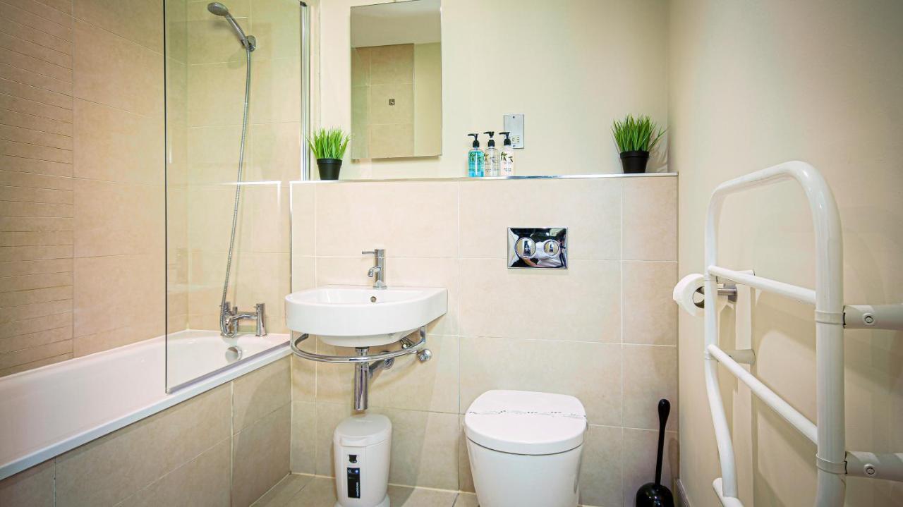 Superb City Center 1 Or 2 Bedroom Apts King Bed 南安普敦 外观 照片