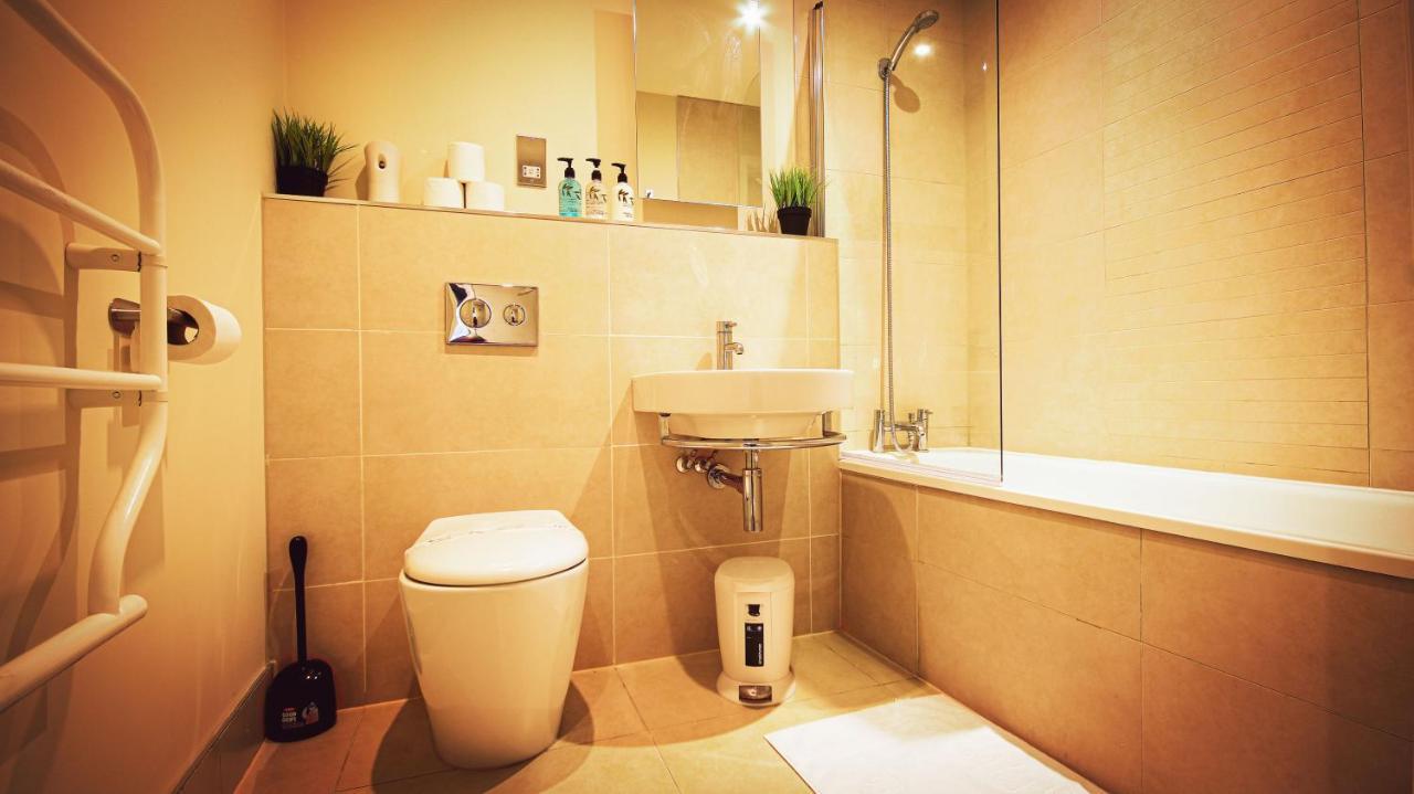 Superb City Center 1 Or 2 Bedroom Apts King Bed 南安普敦 外观 照片